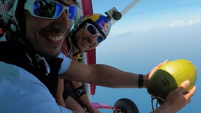Auf die Nuss: Skydiver mit verrückter Idee