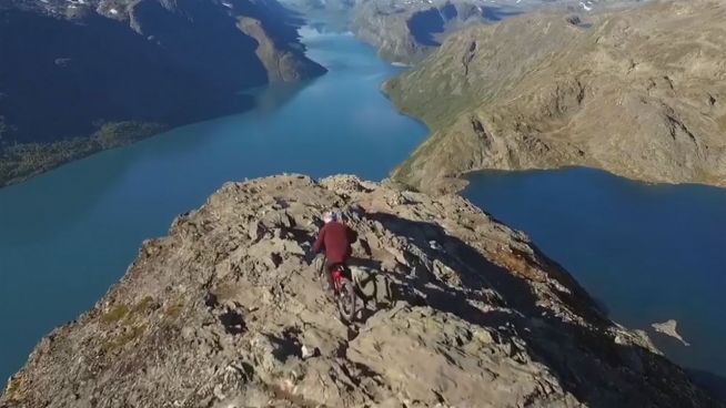 Statt Kreuzfahrt: Mountainbiker jagt Fjord hinunter
