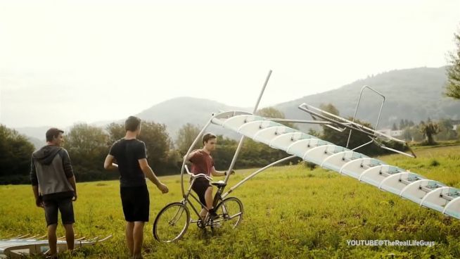 Fahrrad-Flugzeug und Co.: DIY-Könige in Aktion