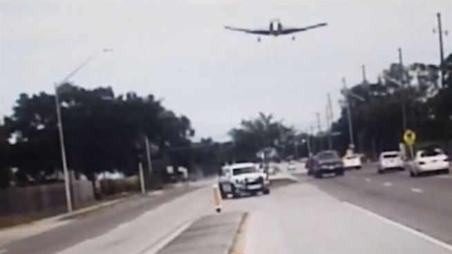 Krasser Absturz: Flugzeug crasht in Straße