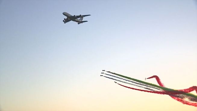 Bunte Flugshow: Kunst im Himmel über Abu Dhabi