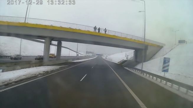 Gefährliches Spiel: Kinder werfen Schnee von Brücke
